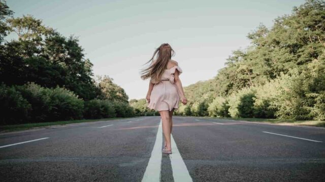 身を引く,立ち去る