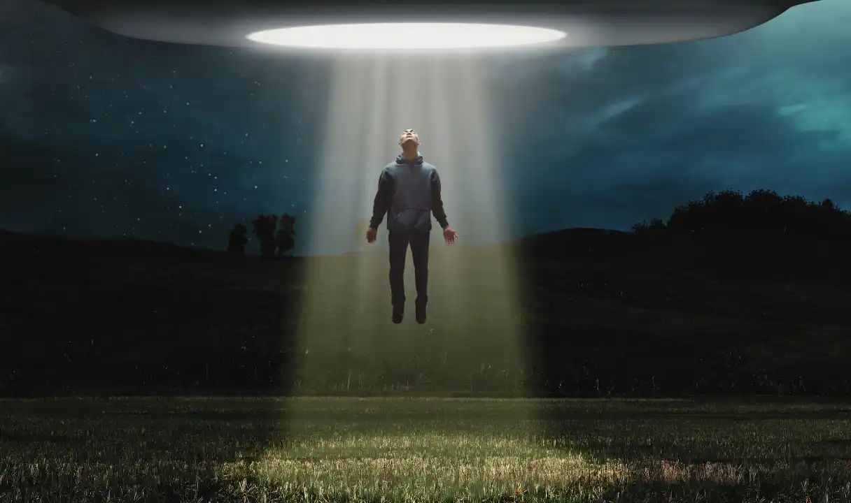 UFOにアブダクトされる男性