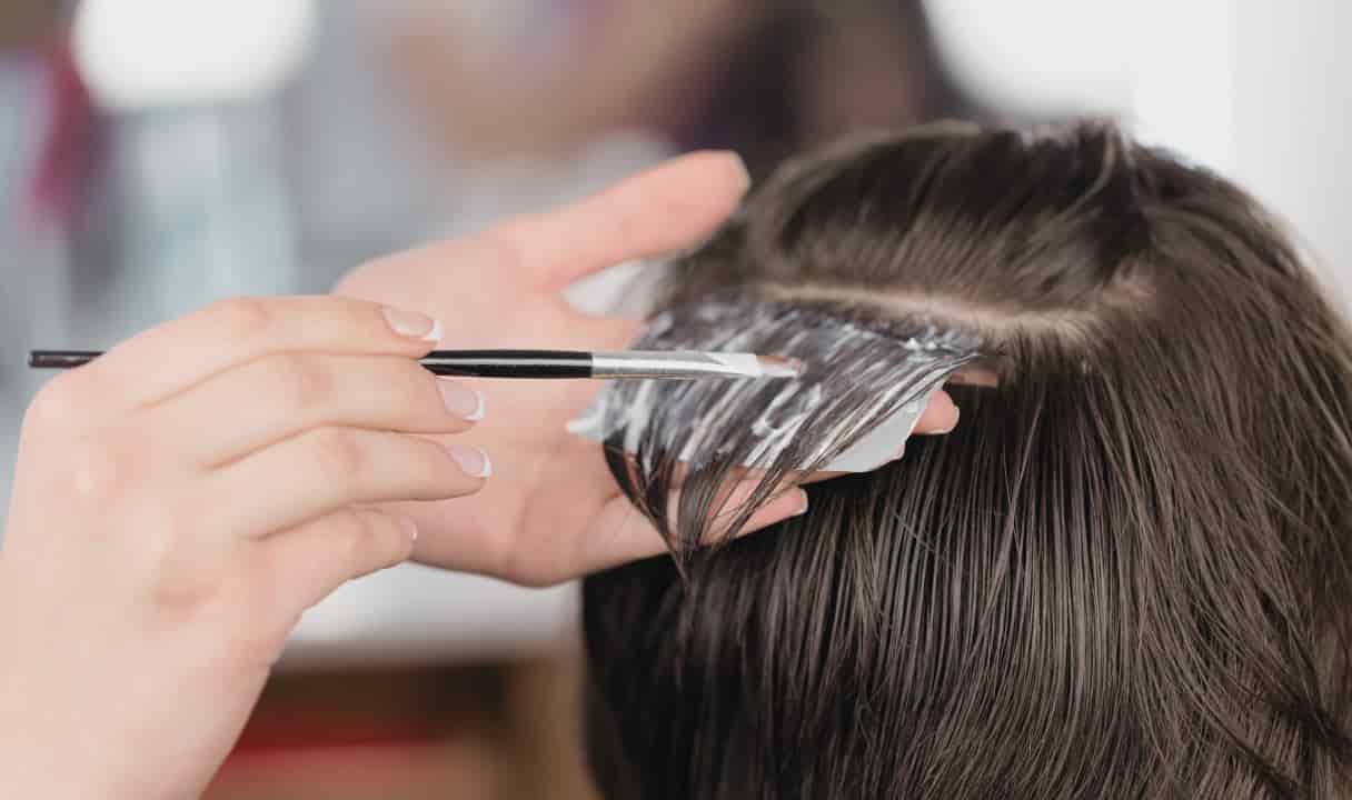 ヘアカラーする様子