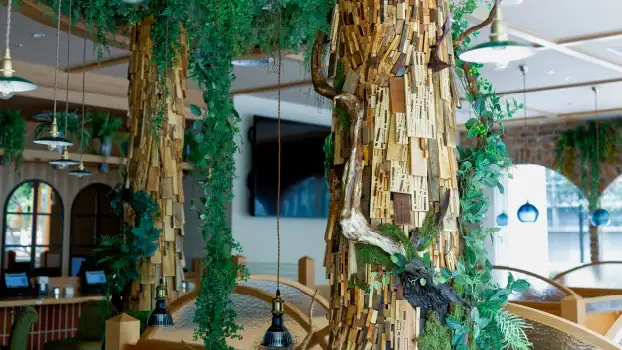 物流で荷物を載せる荷役台として使われた古材からできた木のオブジェ