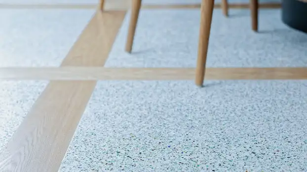 不要になったガラス瓶を粉砕してできたクリスタルストーン・サンドと、石灰を混ぜて研ぎ出された素材を使用した床