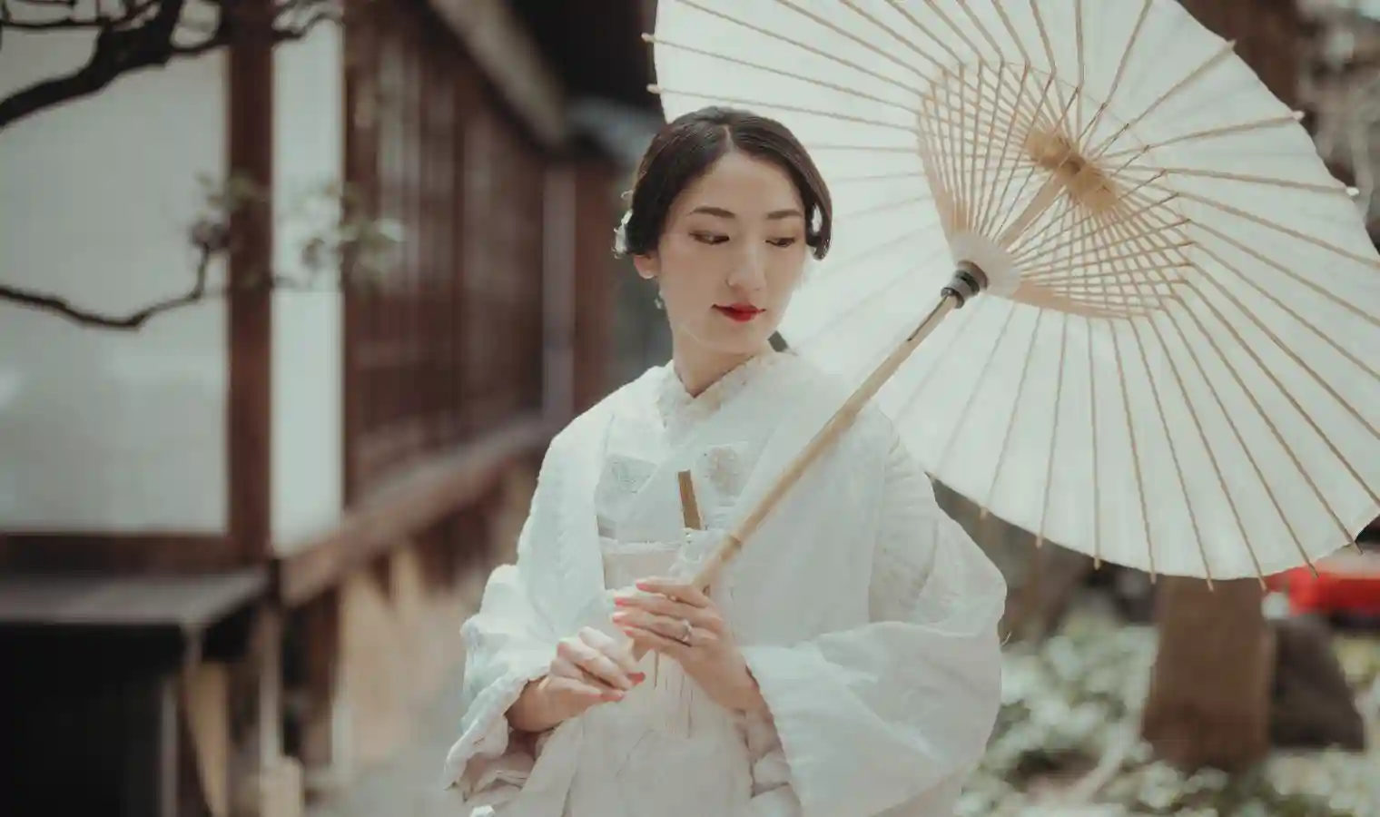 着物を着た日本人女性